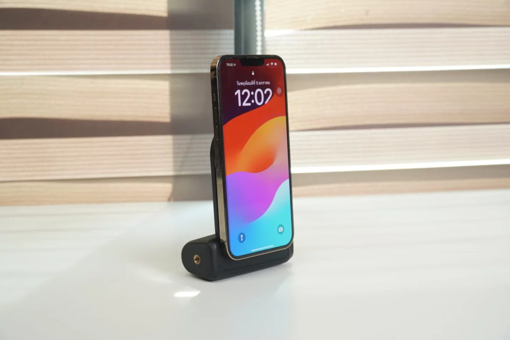 ถ่ายภาพด้วยมือถืออย่างมืออาชีพกับ ulanzi ma35 magsafe bluetooth smartphone camera shutter and grip (2)